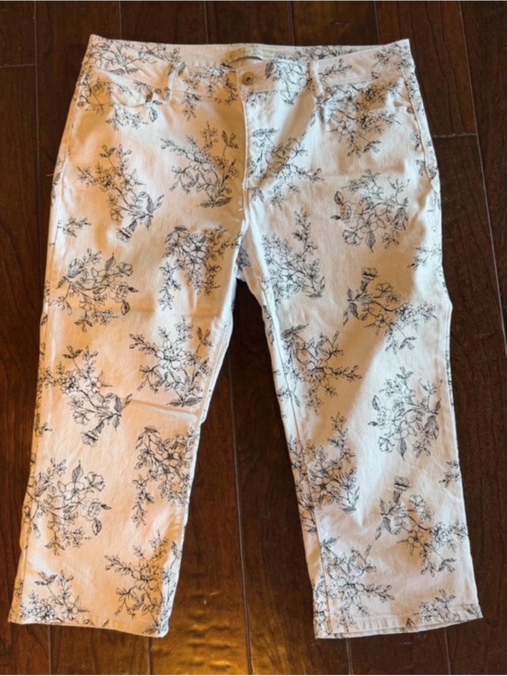 White Floral Print Women's Capris